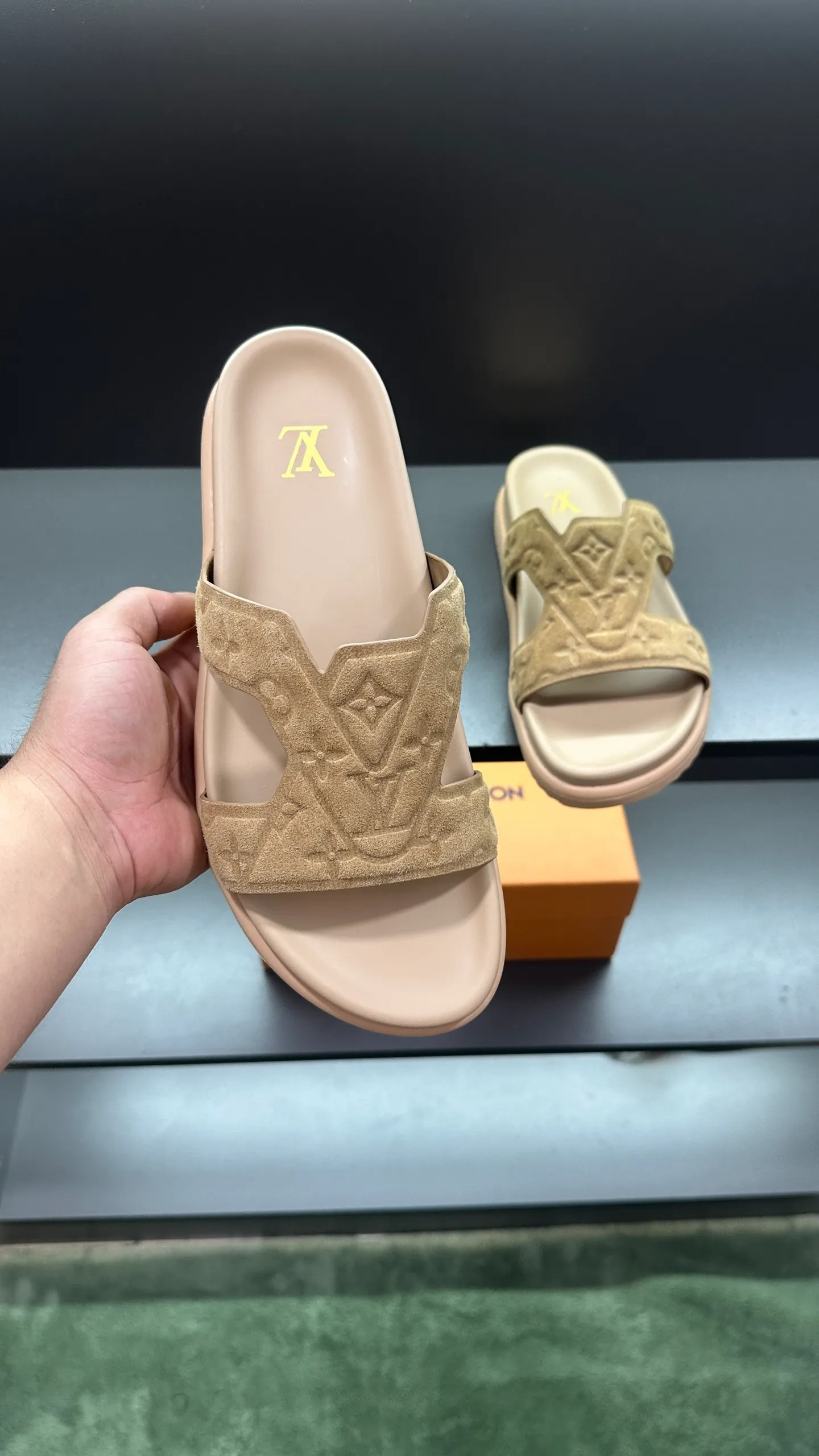 P300 🔍Top purchasing agent LV men's spring and summer slippers counter synchronized. The upper is made of cowhide fabric imported from Italy, with logo graphics and high-quality craftsmanship. The sole is: the original sole provided by the original factory. The exclusive molded sole is super comfortable. The original factory follows the order. 🔍🔍High quality. You can enter and exit the counter at will. Welcome to compare. Size 38-45